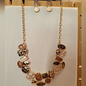 🩷 3/$15 2-piece shaped necklace & earring set in ivory & gold shades. NWOT